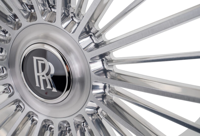 Vossen SP4 Rolls-Royce floating center cap with surrounding spoke pattern - angled detail
