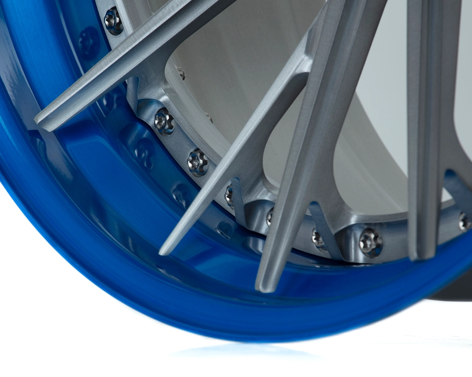 Vossen M-X4T (3-Piece) spoke and barrel junction detail - 3-piece hardware and blue outer lip