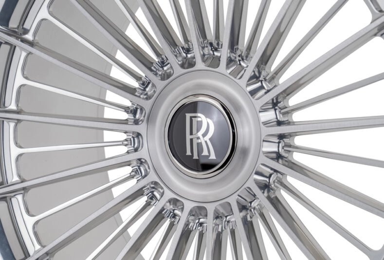 Vossen SP4 inner center area with OEM Rolls-Royce cap and full spoke pattern
