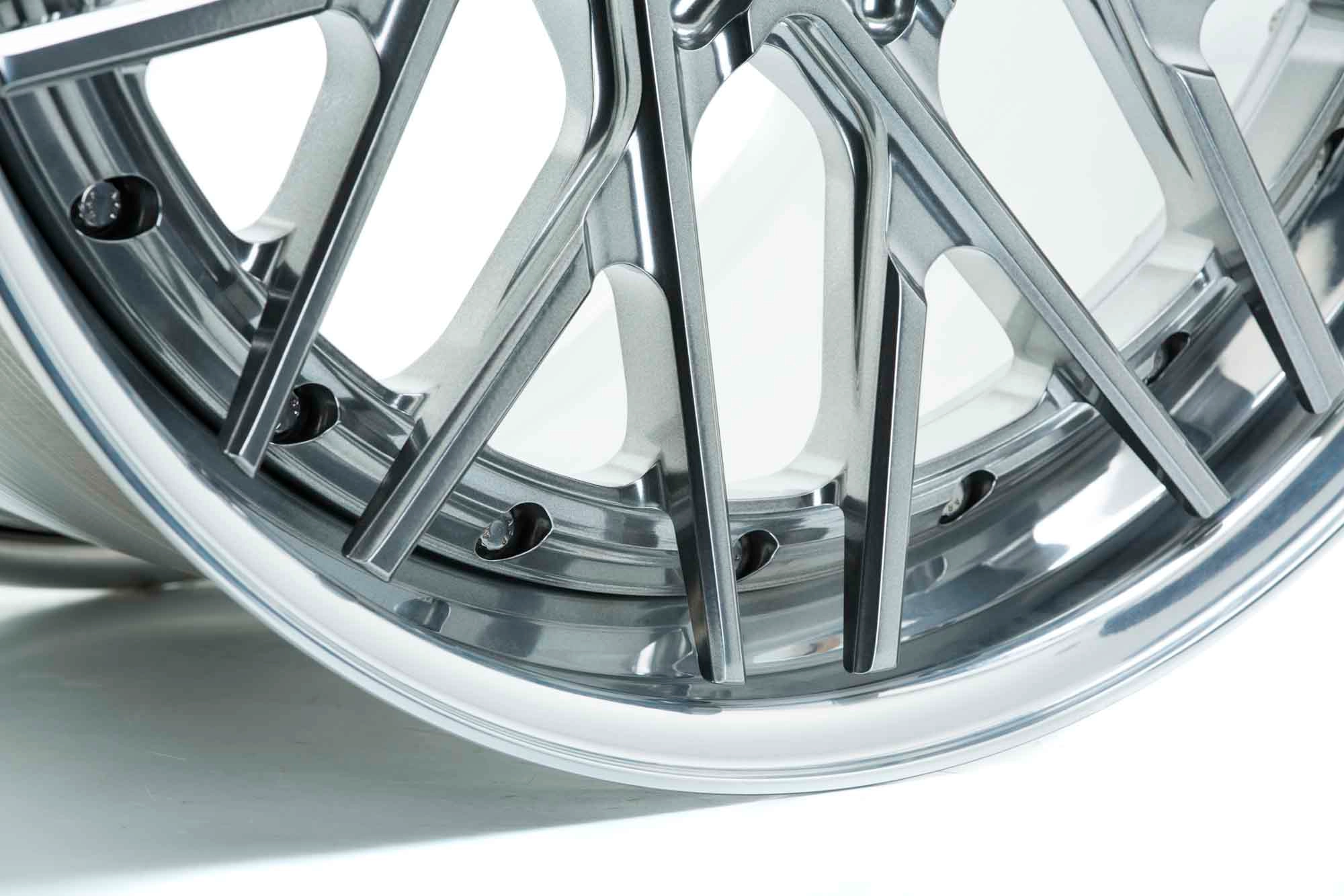 Vossen S17-07 (3-Piece) center disc and hub close-up in Gloss Clear finish