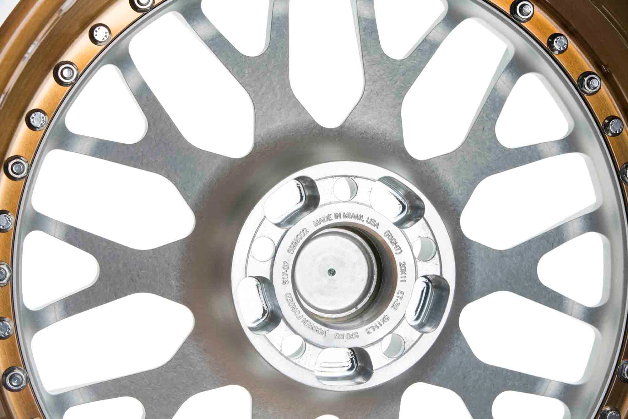 Vossen S17-07 (3-Piece) barrel face close-up in Gloss Black two-tone