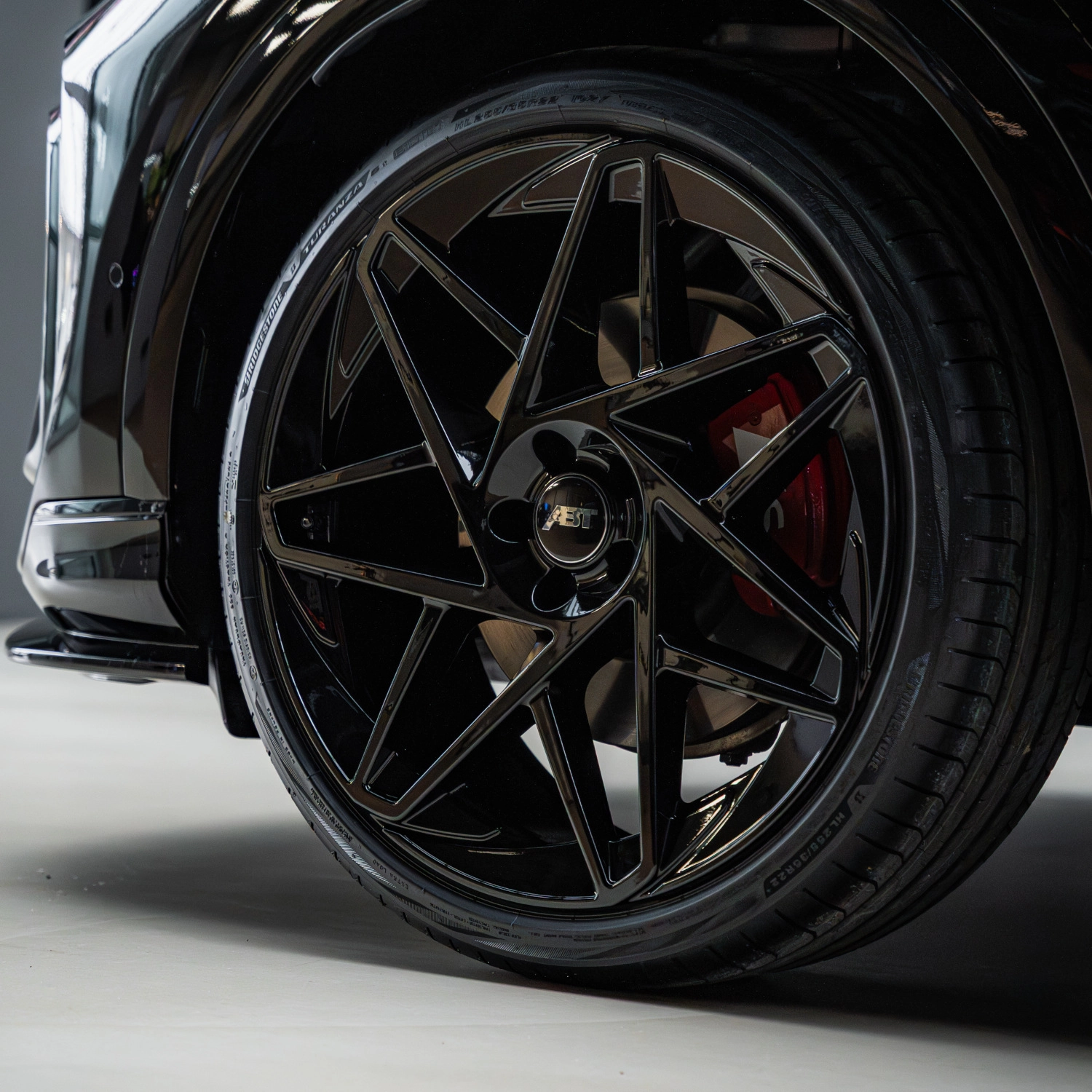 ABT Sportsline EVO cast monoblock wheel on Audi SQ5 - 3/4 close-up view in Glossy Black
